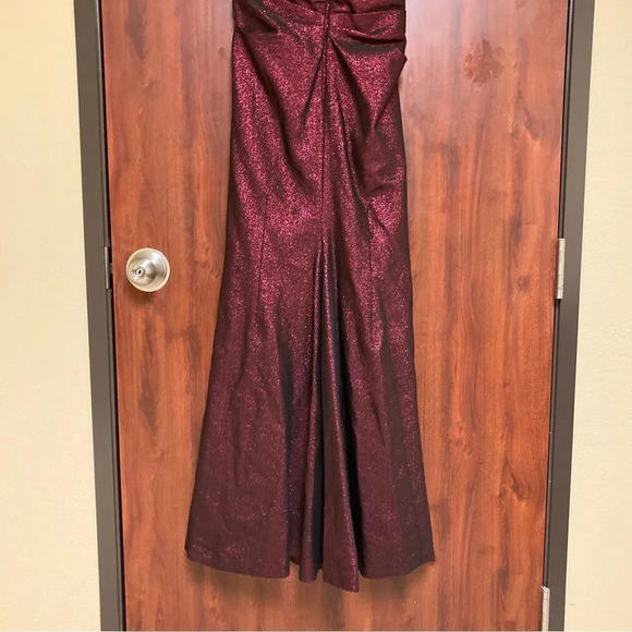 TALBOT RUNHOF Moa Burgundy Metallic Asymmetric Evening Gown Size 14 - Picture 7 of 9